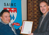 Alvin Seitz (left) presents the certificate to Johannes Auret.